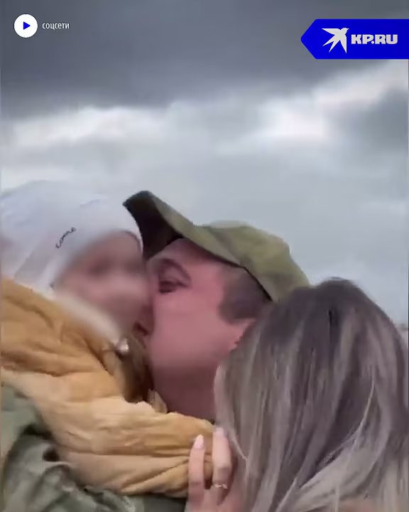 Жена и дочь расплакались при встрече бойца