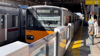 東武50070系51071編成（トップナンバー）が普通新木場行きとして志木駅3番線に到着停車するシーン（11T）2023.1.5