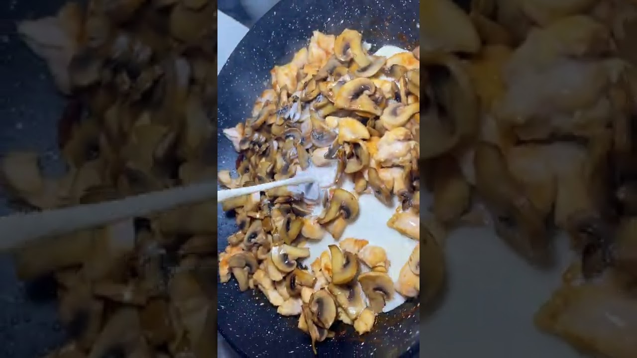 Паста в сливочном соусе с грибами и курицей