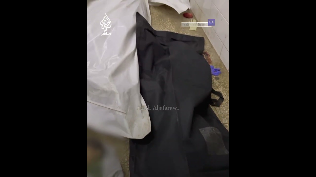 لقطة مؤثرة تظهر جثـمان طفل مجهول بين جثـامين الشـ ـهـ ـداء
