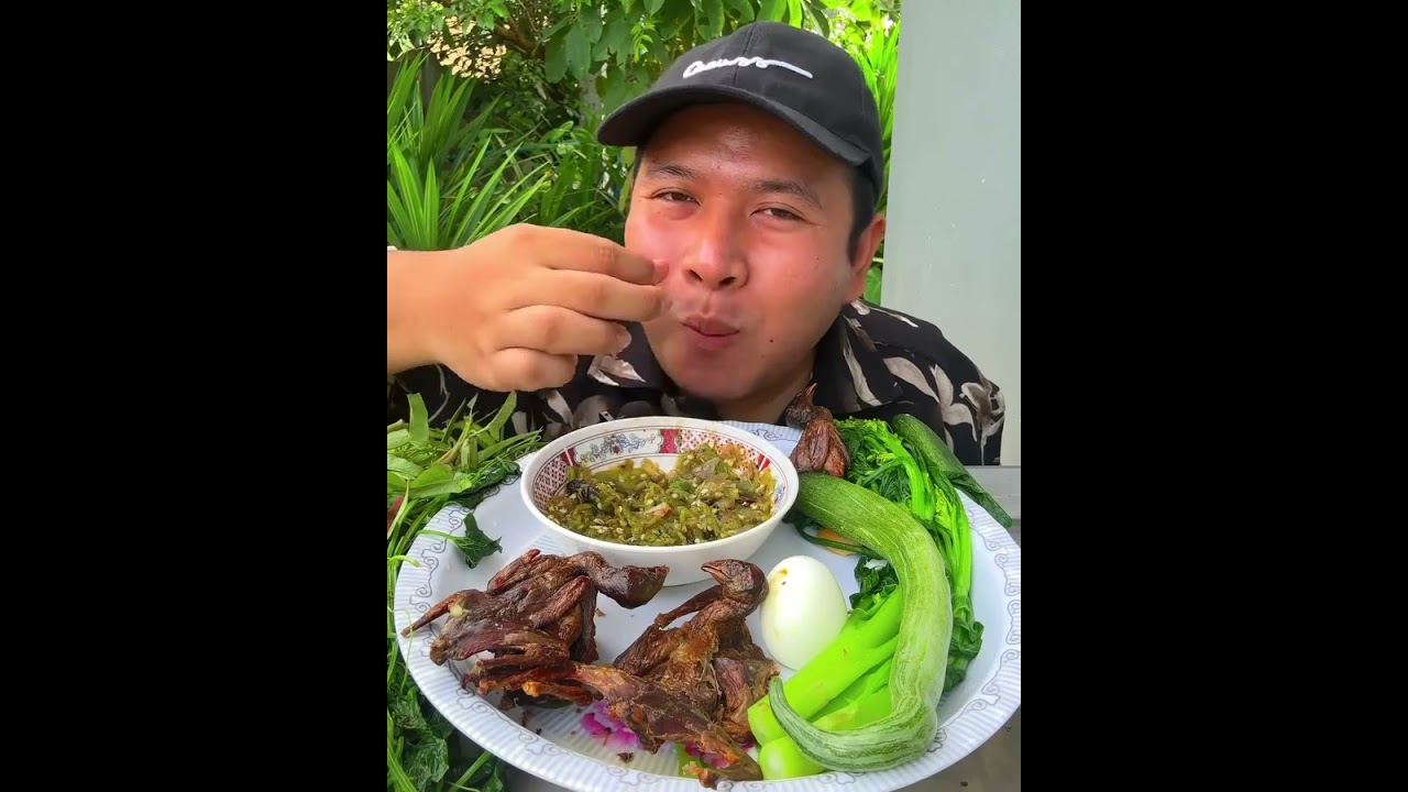 Eating grilled quail with duck eggs is very delicious