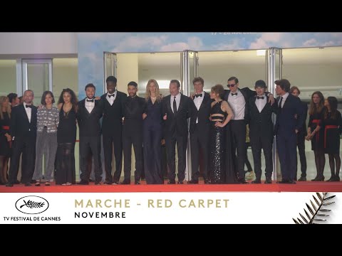 Съемочная группа фильма «Падение Парижа» на красной дорожке Каннского кинофестиваля в 2022 году