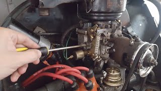 Regulación del carburador de un motor de vocho.