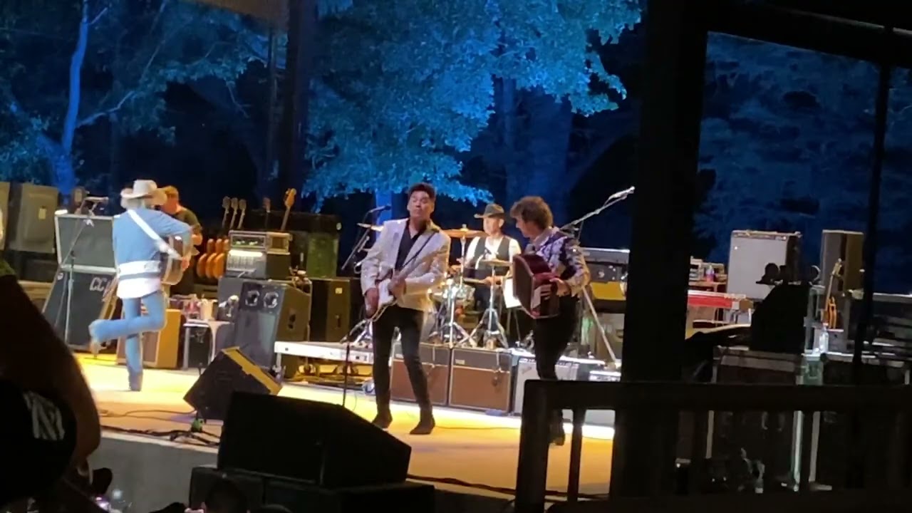 Dwight Yoakam singing Streets of Bakersfield at New Braunfels from Amazing Dance Studio