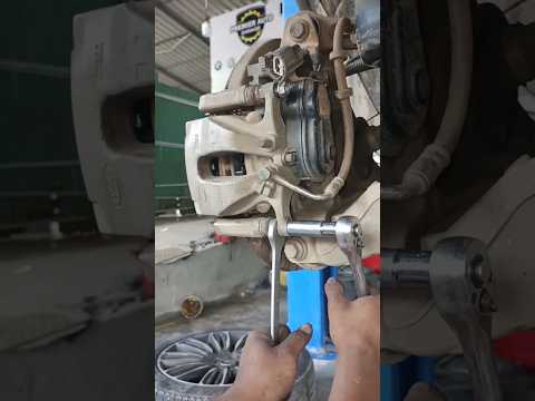 Rang Rover Vogue 2021 Replace brake pad #automobile #carmaintenance #diy #repair #shorts #viral #car