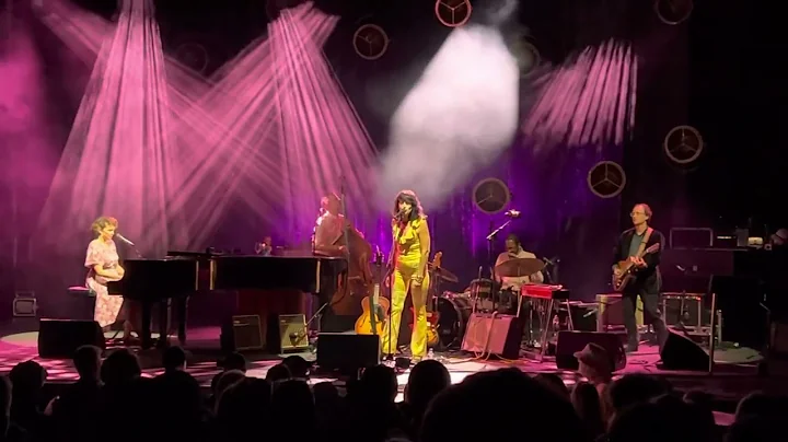 Norah Jones & Sasha Dobson @ Shelburne Museum Sink...