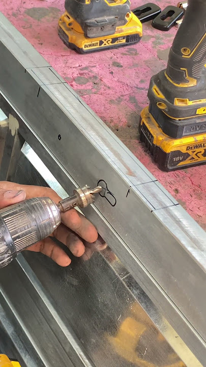 Cara rapih dan presisi membuat lubang untuk kunci dan hendel pintu besi