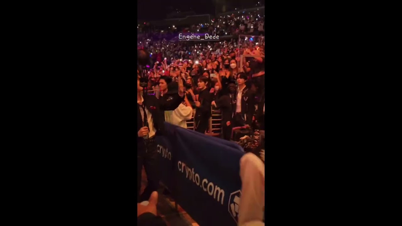 idols dancing to skz god's menu at kcon (2)