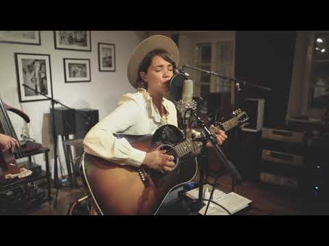 Clara Louise - Wenn es im Sommer schneit (Live im Musikladen in Salzburg)