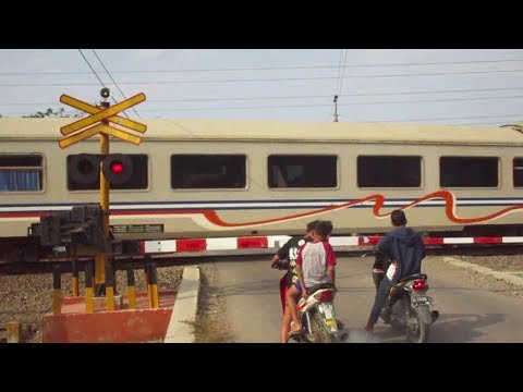 Perlintasan Kereta Api Indonesia - Indonesian Railroad Crossing #3