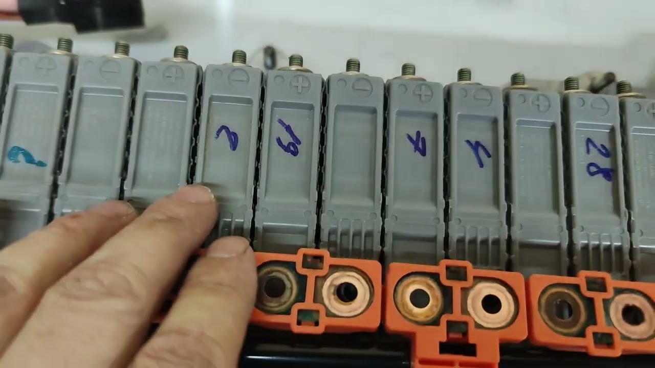 ВОКСИ гибрид. очень сильно затянуты КОНТАКТЫ. (прошлый мастер перестарался) .