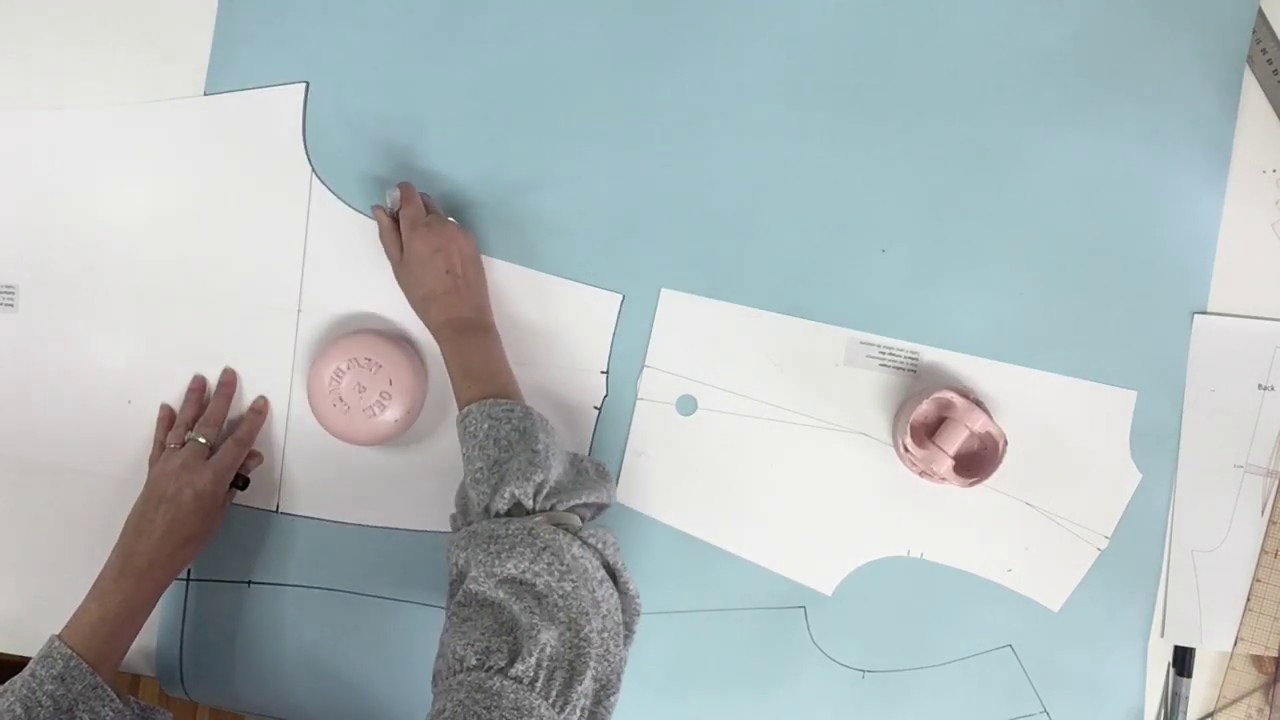 Patron d'un jumpsuit sans couture de taille. On met le gabarit pantalon et du corsage ensemble.