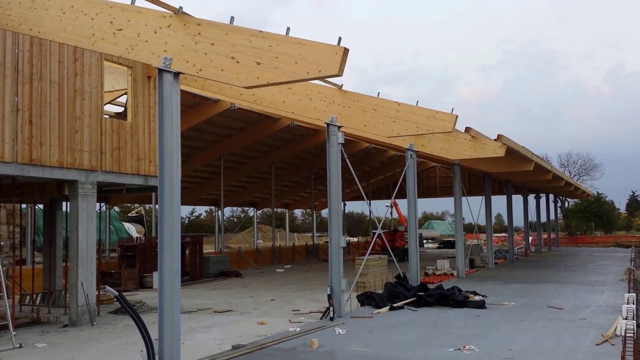 stalla in costruzione in legno, a lettiera con collegamento al pascolo 001