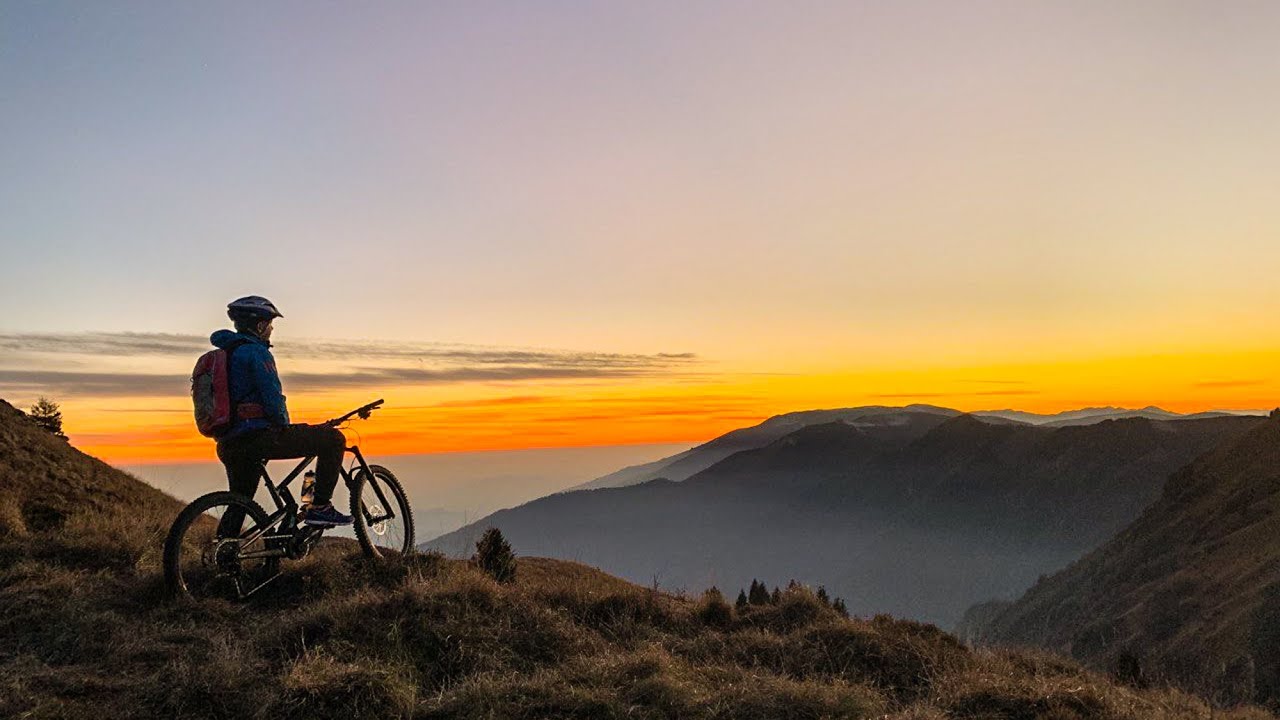 A Caccia Di Tramonti In E Bike Luci Olight Youtube