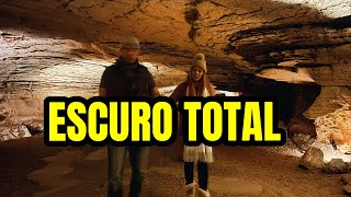 Entramos em uma caverna no Texas… e apagaram TODAS as luzes 😳