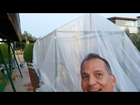 Video: ¿De qué y cómo construir un invernadero para una residencia de verano?