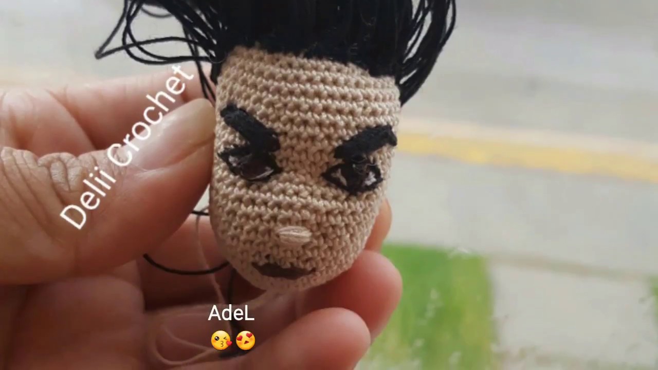 Muñequito amigurumi.Tejido a crochet. Ojos, cejas y boca bordados ...