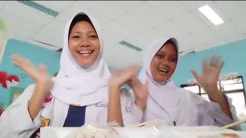 Tugas informatika membuat video vlog mereview makana, kelas 9c. SMPN 3 Pandeglang 