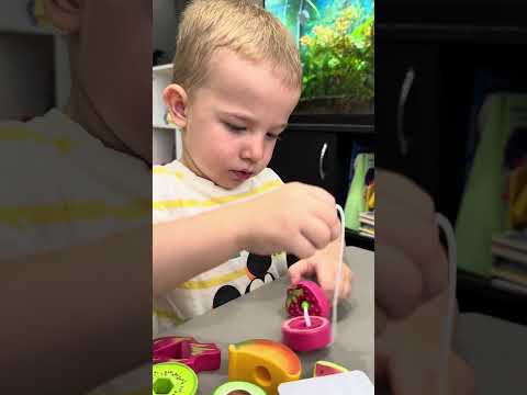 Розвивальна гра “Фрукти на шнурівці” Розвивальна гра “Гусениця у фруктах” | навчальний набір для дітей 3+, розвиток моторики, логі, видео 2