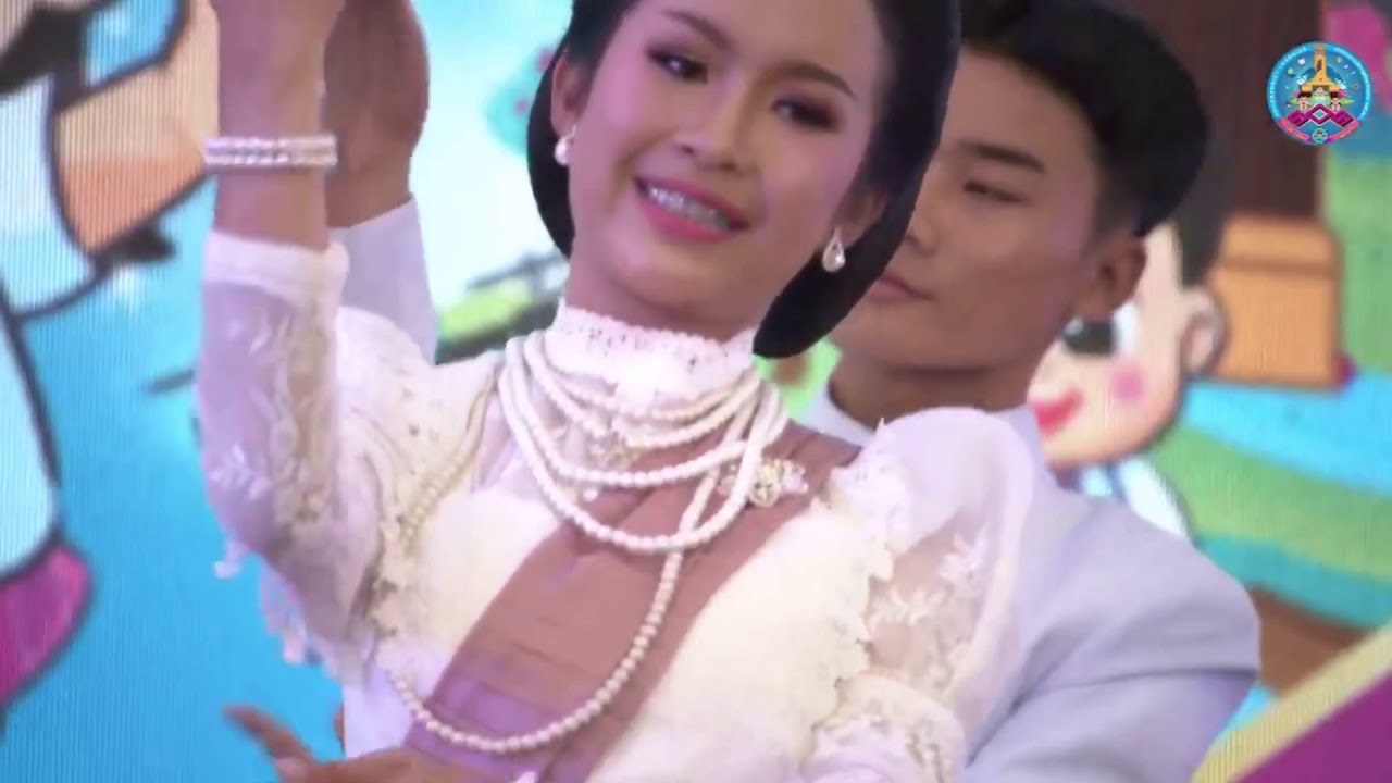 รำวงมาตรฐานโรงเรียนเมืองพลพิทยาคม รองชนะเลิศอันดับ1มหกรรมการจัดการศึกษาท้องถิ่นครั่งที่11