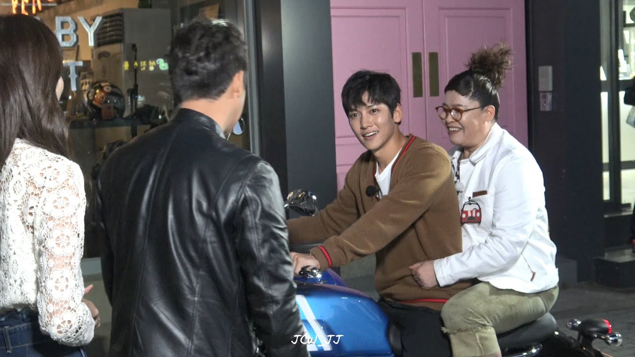 160920 지창욱 tvN 택시 라이브톡 촬영전 카페 도착 (미방송분)