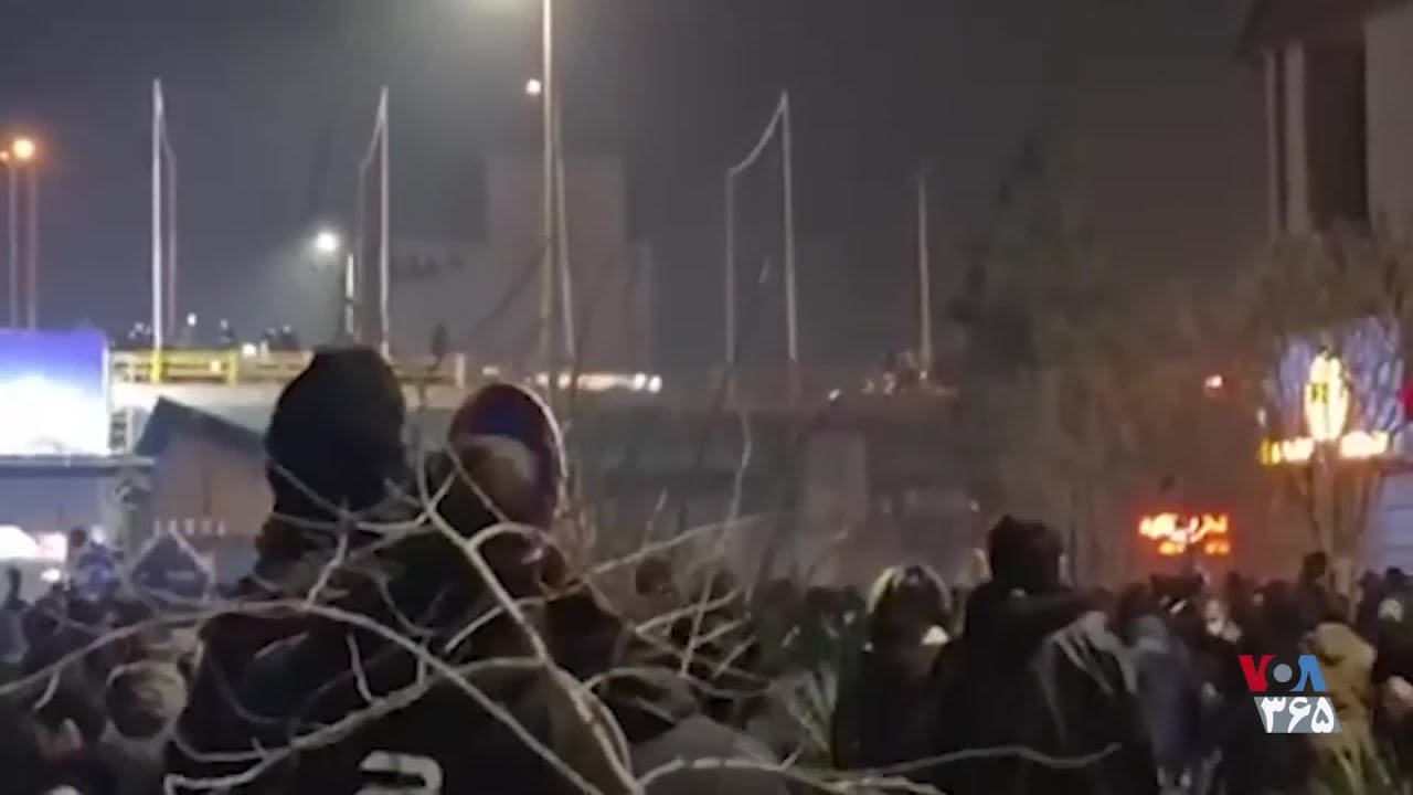 اختصاصی صدای آمریکا؛ ویدیوهای تازه‌ای از حضور گسترده مردم در اعتراضات شب ۱۸ دی در مشهد
