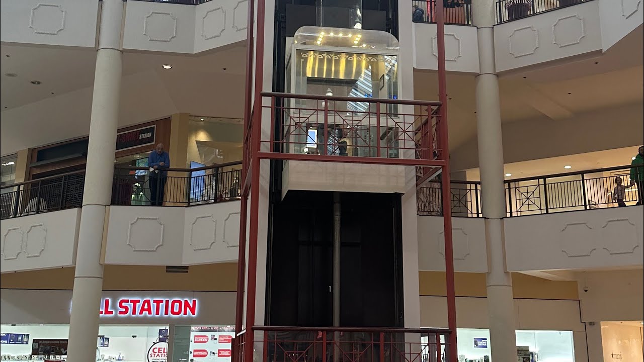 Гидравлический живописный лифт Montgomery/Excel в парке Willow Grove, Уиллоу-Гроув, Пенсильвания.