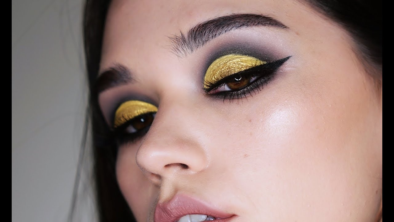 Extreme Cut Crease make up tutorial - YouTube