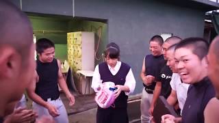 【感動】野球部がマネージャーにサプライズプレゼントを贈る