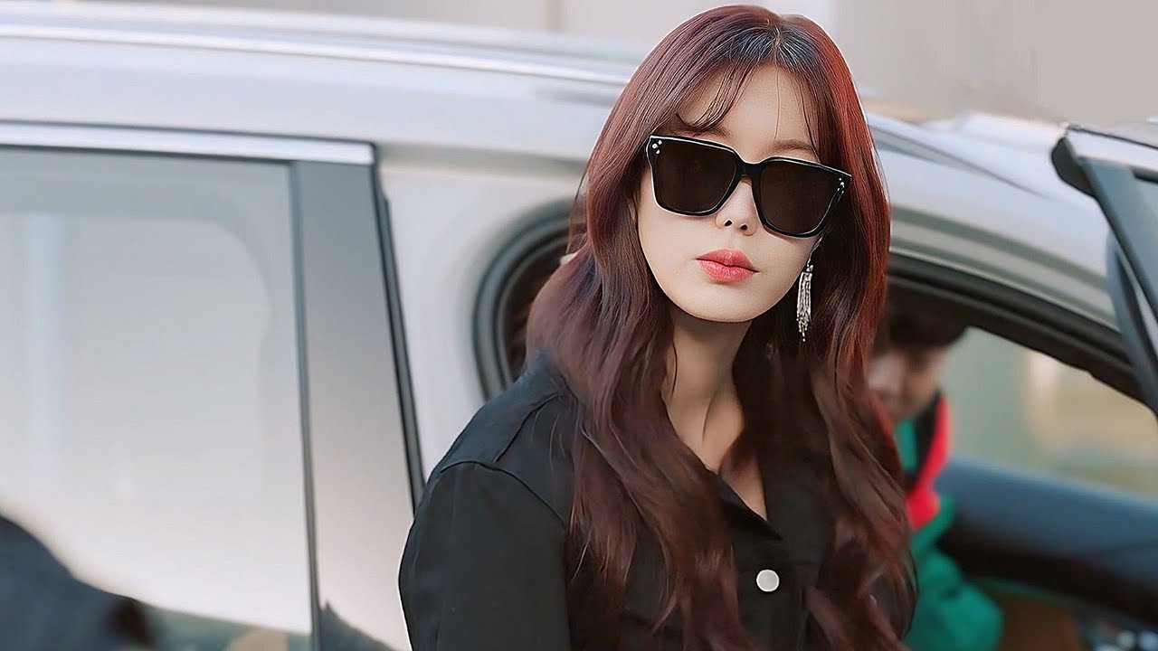 حبيبها بيسبها لانها فقيرة ف بتحقق حلمها وبتبقي نجمه مشهوره ولما بيعرف بيحاول يرجعلها