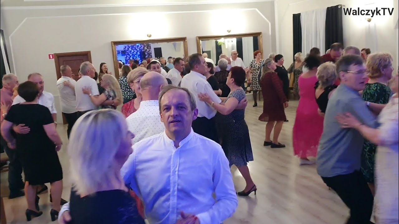 ZIELONE WŁOSKIE ORZECHY Zespołu Roland a perkusista Grzegorz wiruje aż parkiet gorący 