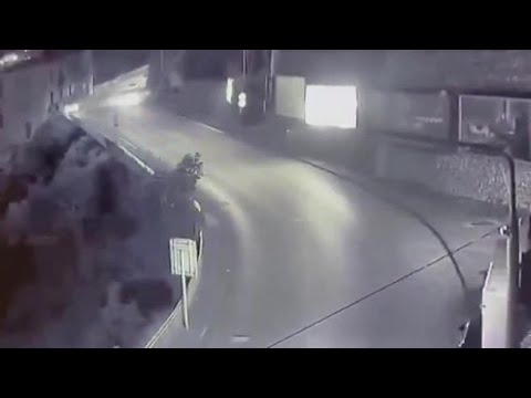 Video Le immagini dell'auto che precipita dal viadotto a Salerno