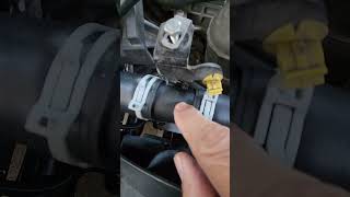 2015 Land Rover LR4 HSE Top Coolant Hose replaced.