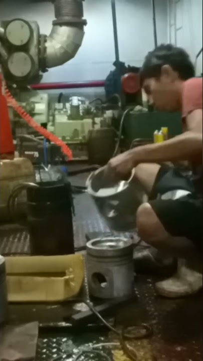 perbaikan mesin kapal.