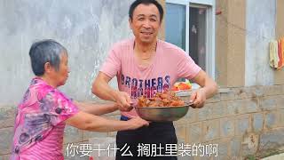 农村老爸嘴馋想吃猪蹄，138元买6个猪蹄做一盆，全家啃的真过瘾