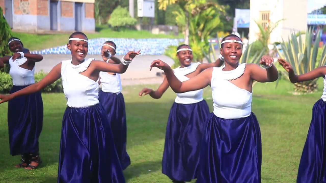 Itorero Indatirwabahizi rya St Vincent Ruhengeri ryatunguye abitabiriye U munsi w'Uburezi