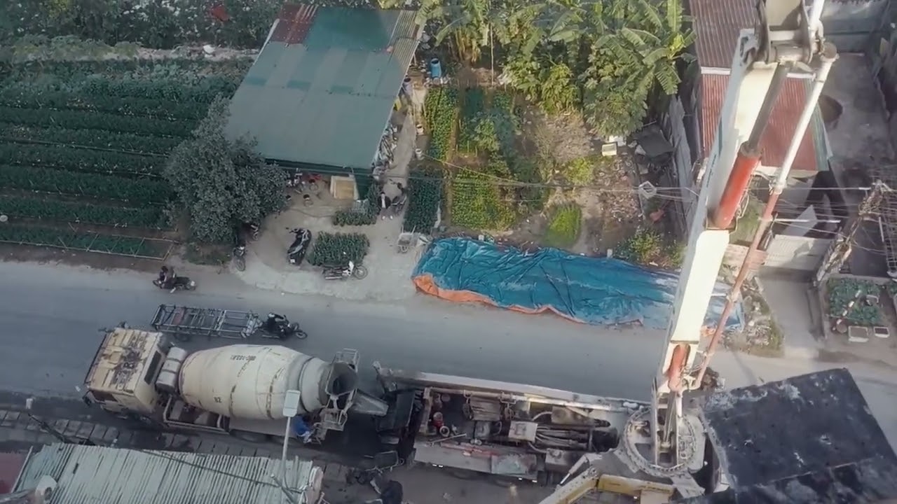 Cận cảnh cần phụt bê tông dài 100 mét