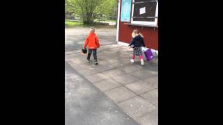 Vi Kan Väl Hålla Handen? William Och Meja Har Kärleksbekymmer