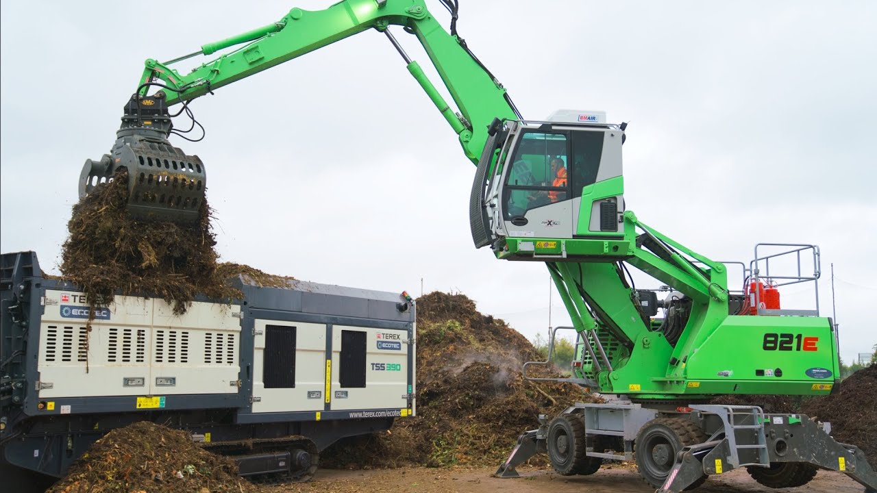 Sennebogen 821E Loading Shredder