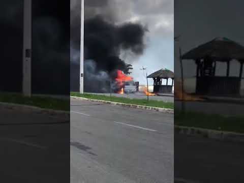 Carro pegando fogo na Ponta D'Areia