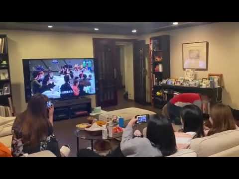 Reaction when Amu's sisters see Santa...