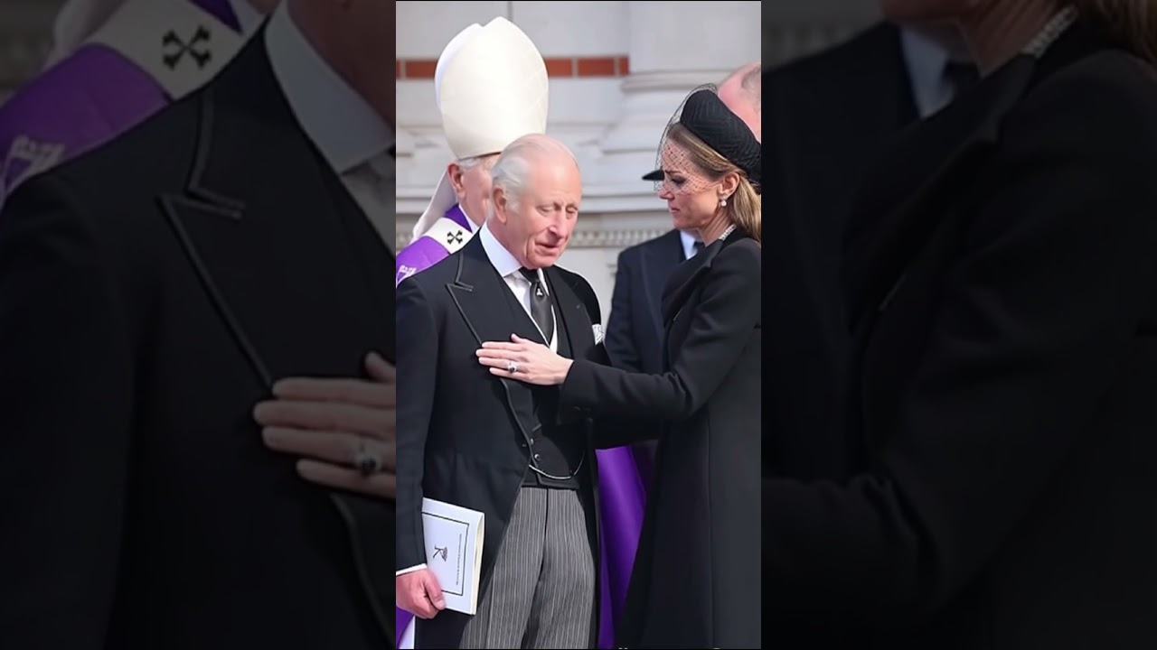 Kate consolando al Rey Carlos. 