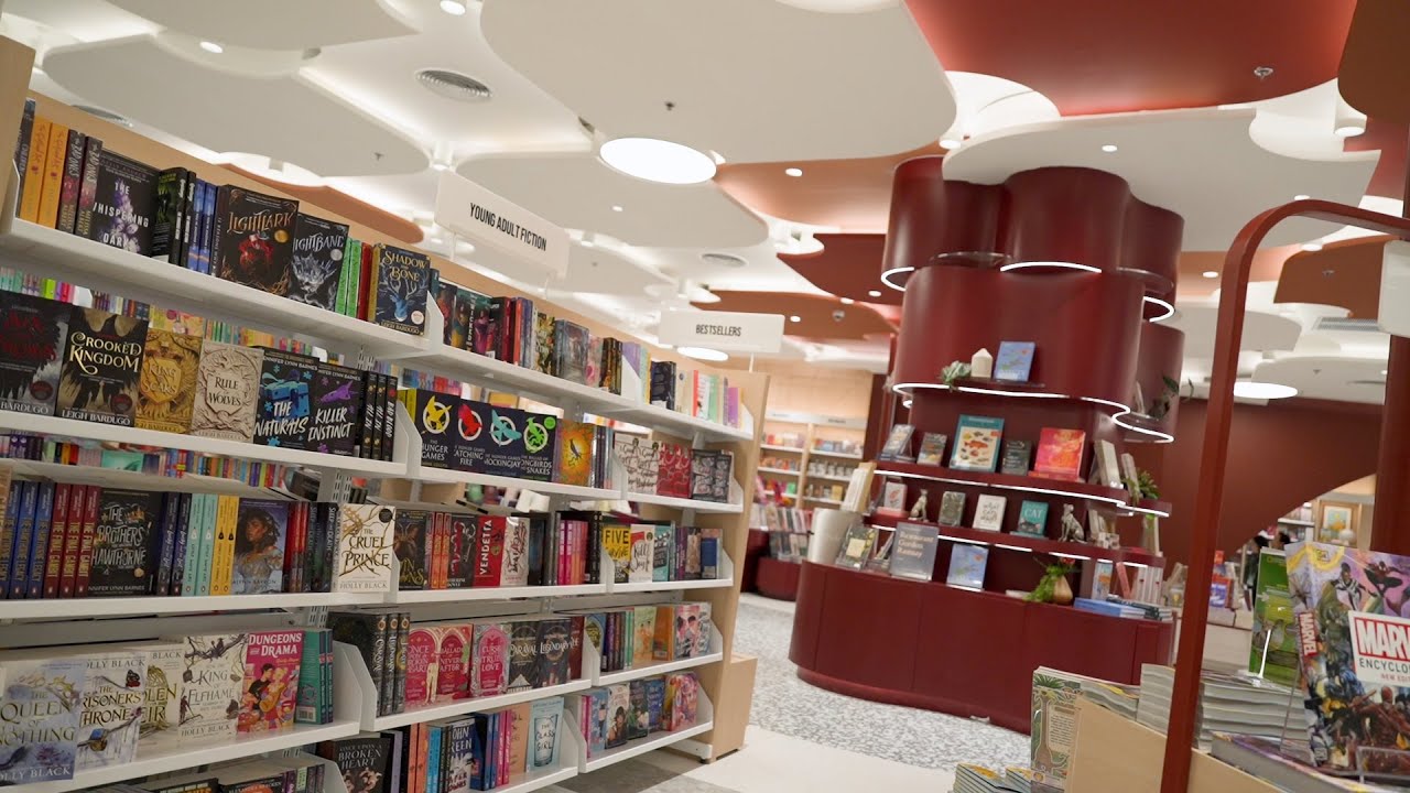 สัมผัสโลกแห่งหนังสือและจินตนาการที่ร้าน Asia Books @ ชั้น 5 ICONSIAM