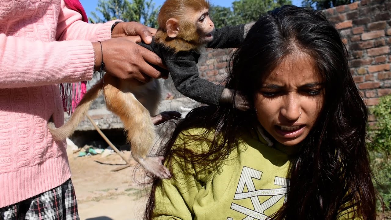 Gori चीज ना देने पर बहन से बहुत लड़ रही है 😍🤣