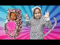 ¡Selin y su disfraz de leoparda! Juegos para niñas. Video para niñas