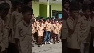 viral anak-anak peserta didik baru memakai baju Pramuka bawahan nya sarung Sama celana lepisan