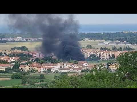 Incendio a Sant'Orso: bancali in fiamme