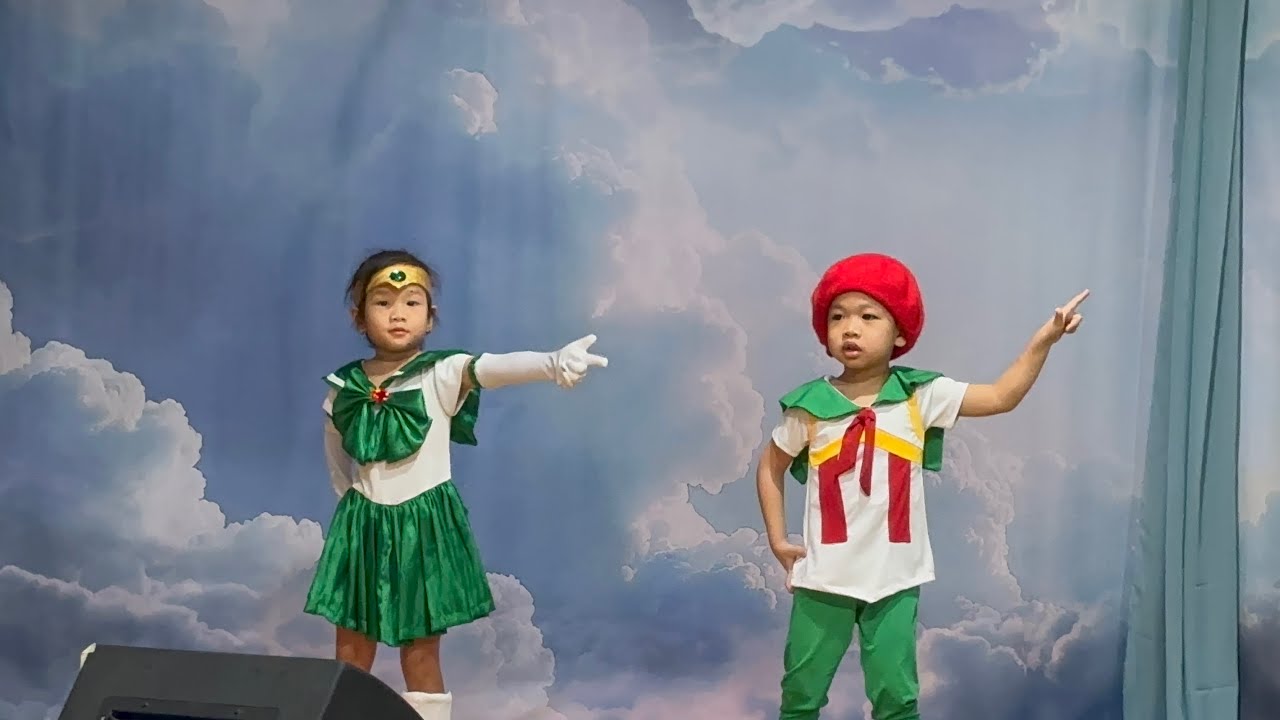 Isay dancing Sailor Moon🌙