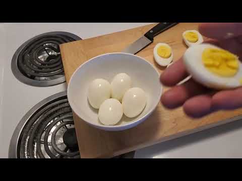 Hard Boiled Eggs (the trick to easily peeling the shells)