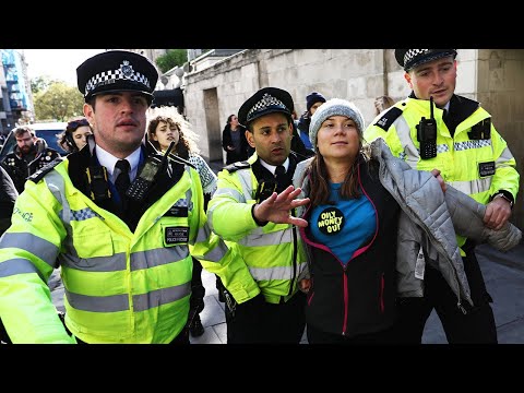 Шведскую активистку Грету Тунберг задержали в центре Лондона во время акции экоактивистов